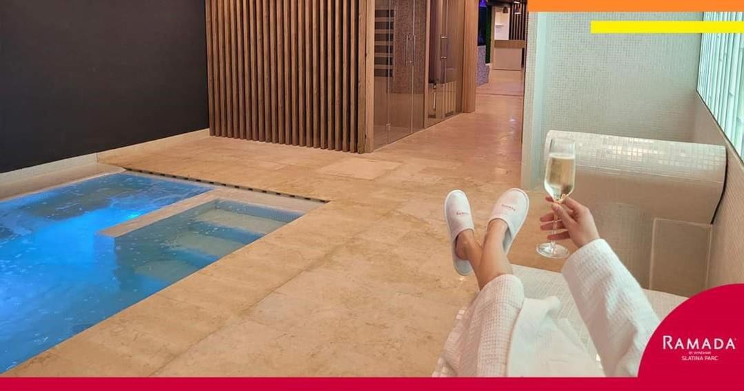 Hotel Ramada By Wyndham Slatina Parc Exterior foto